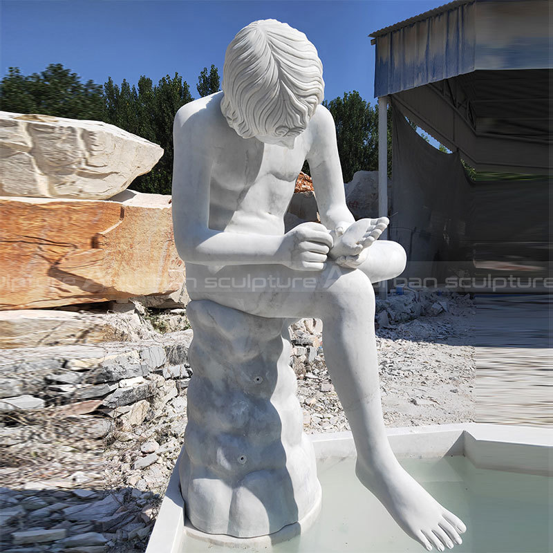 scultura di ragazzo in marmo naturale