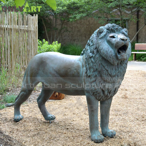 Statua di leone ruggente