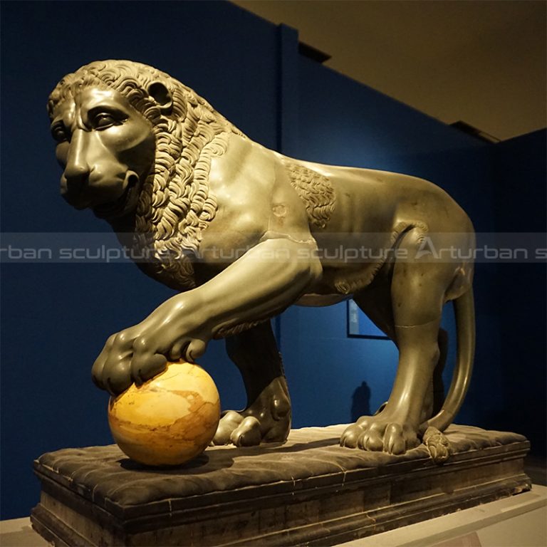 escultura de leão de mármore