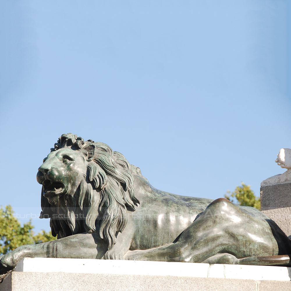 sculpture de lion rugissant
