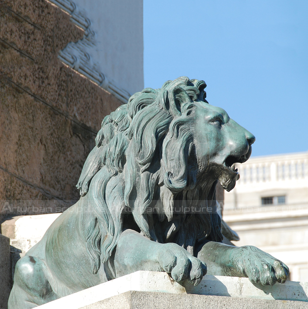 sculpture de lion rugissant