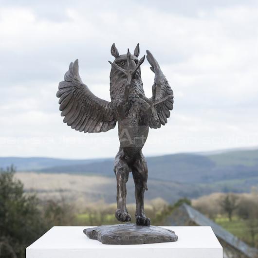 Außenbereich-Griffin-Statue