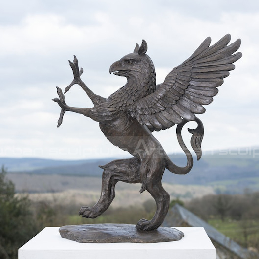 Außenbereich-Griffin-Statue