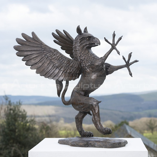 Außenbereich-Griffin-Statue