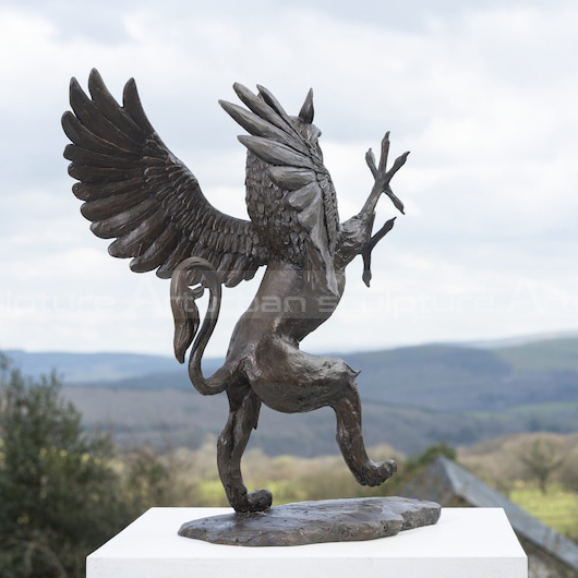 Außenbereich-Griffin-Statue