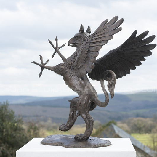 Außenbereich-Griffin-Statue