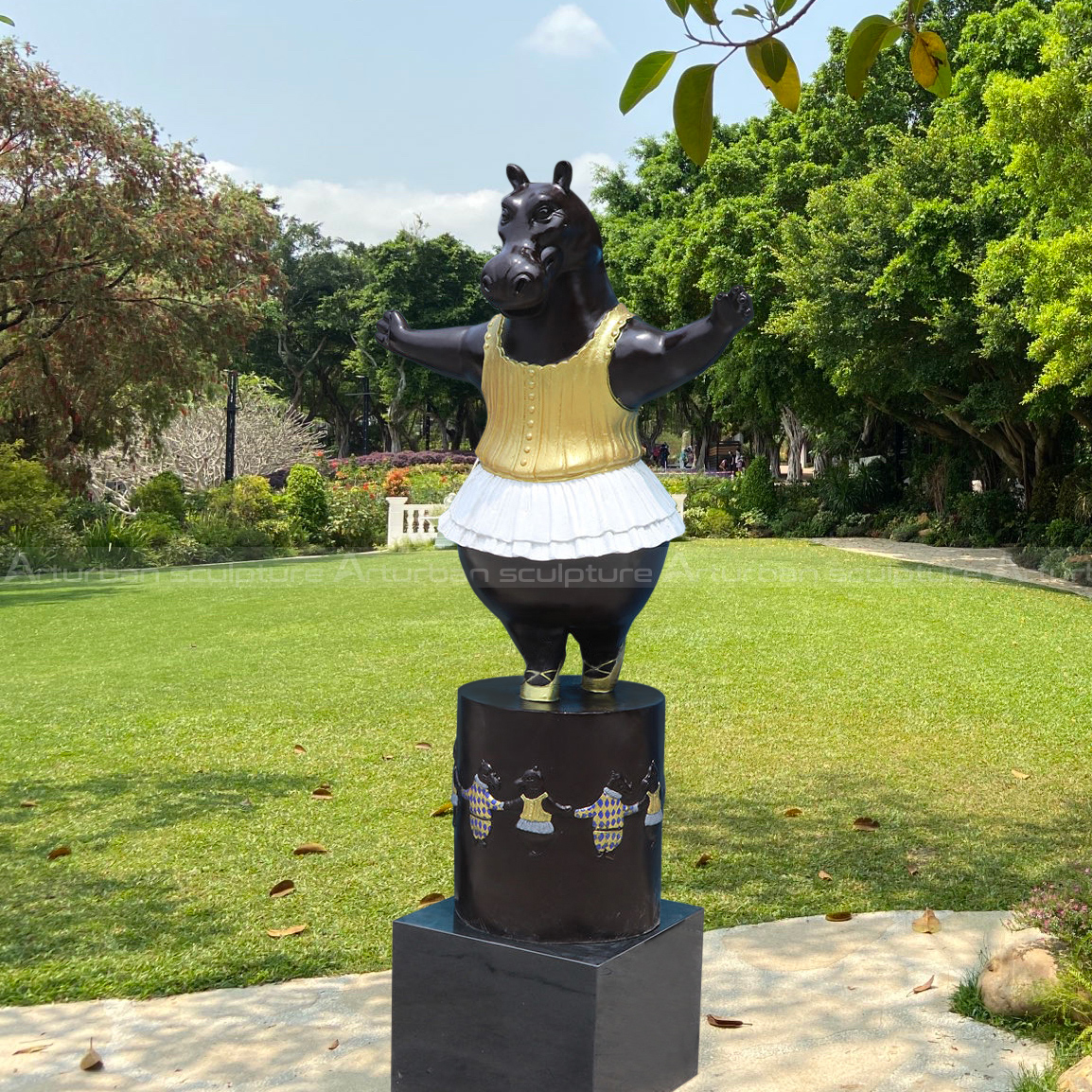 Nilpferd-Ballerina-Skulptur