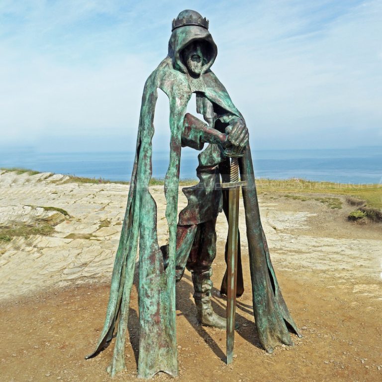 escultura de bronce del rey Arturo