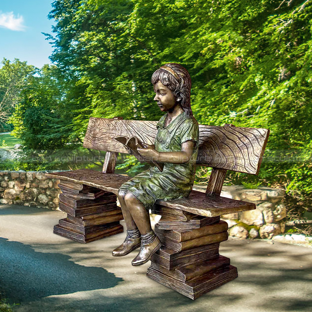 Mädchen, das Buchstatue liest