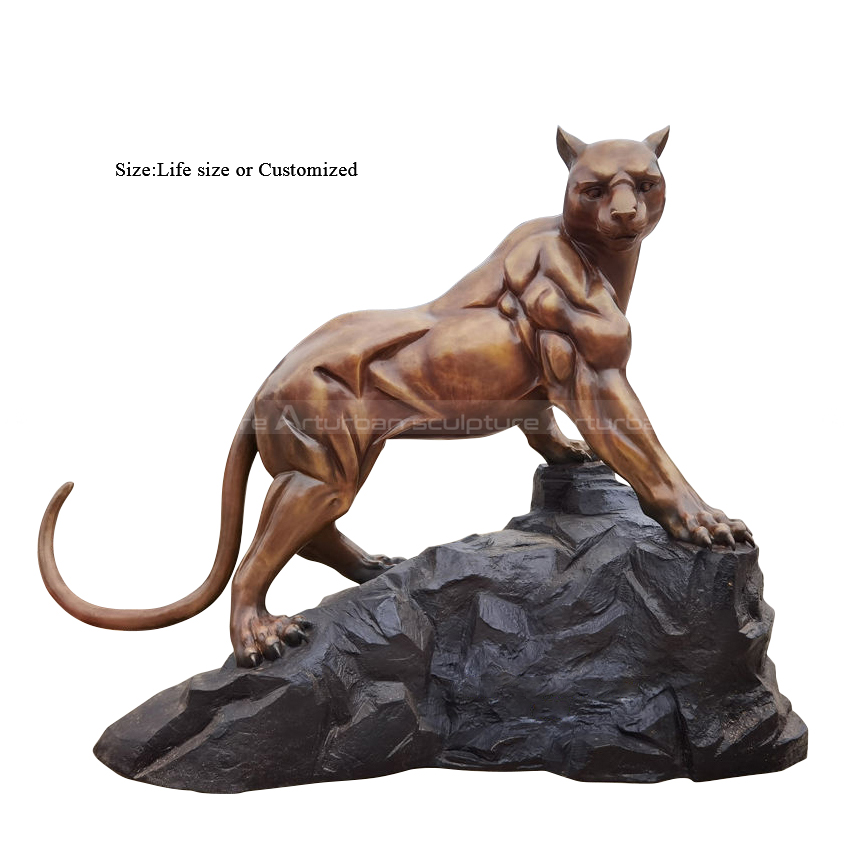 Estatua de leopardo a tamaño natural