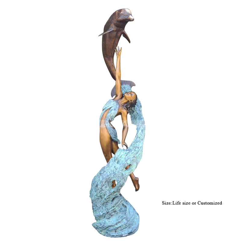 escultura de menina e golfinho na piscina