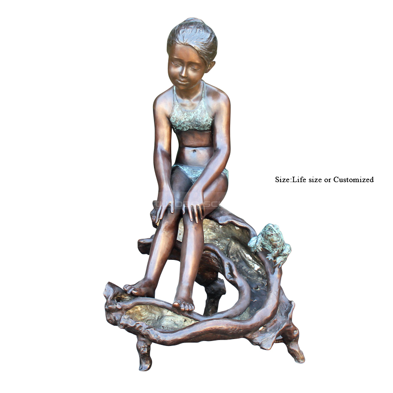 menina com escultura de rã touro