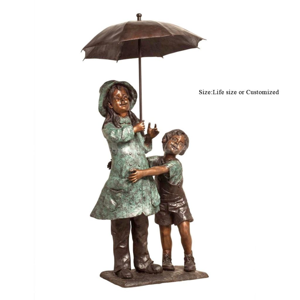 garçon et fille sous la fontaine parapluie