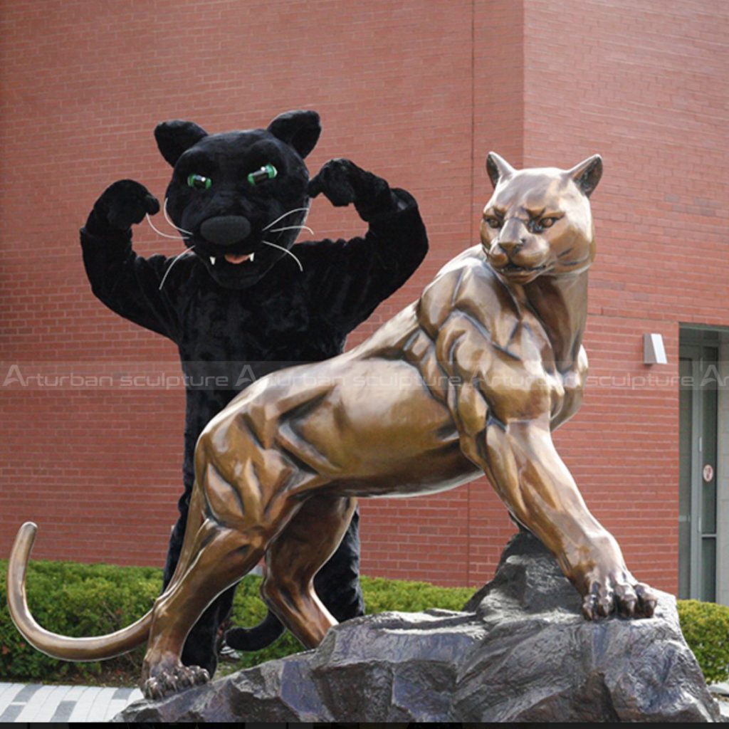 Estatua de leopardo a tamaño natural