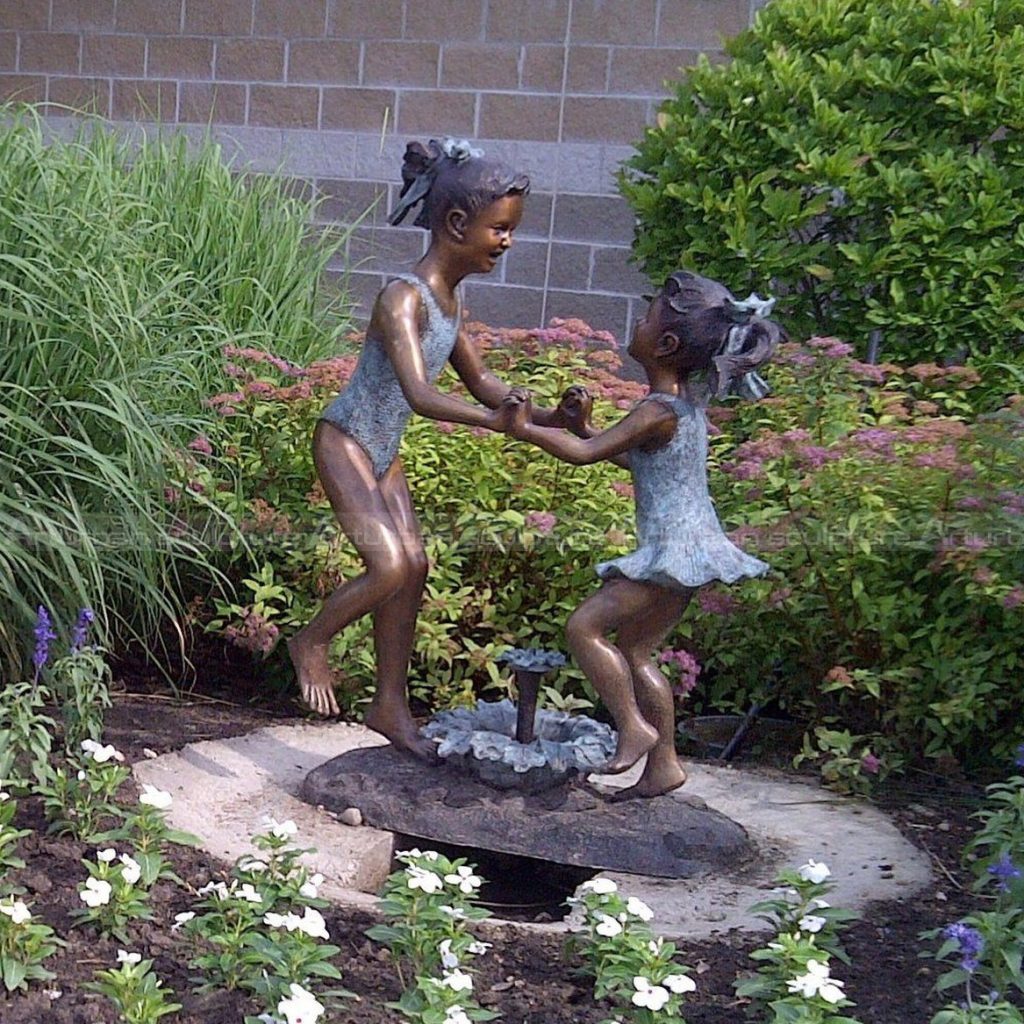 fonte de água com menina