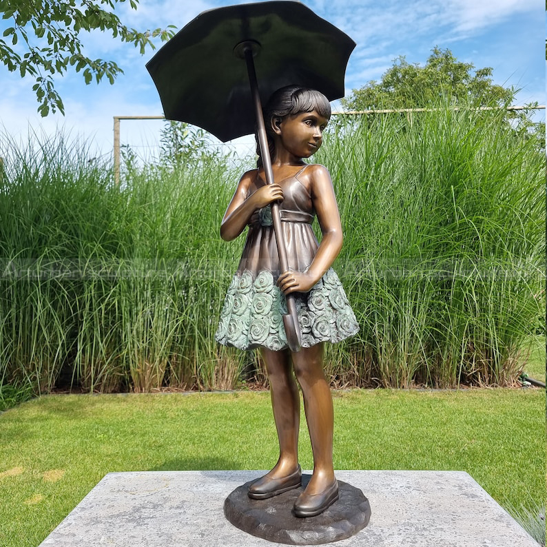 Ragazza con Ombrello Fontana d'Acqua