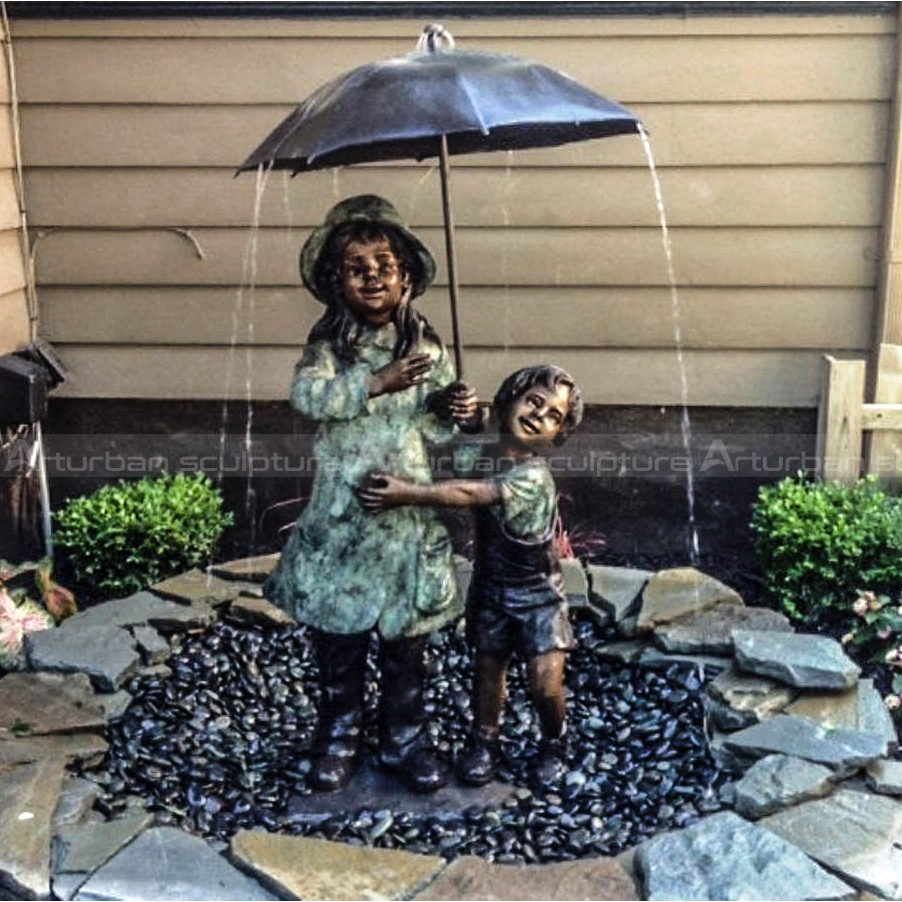 garçon et fille sous la fontaine parapluie