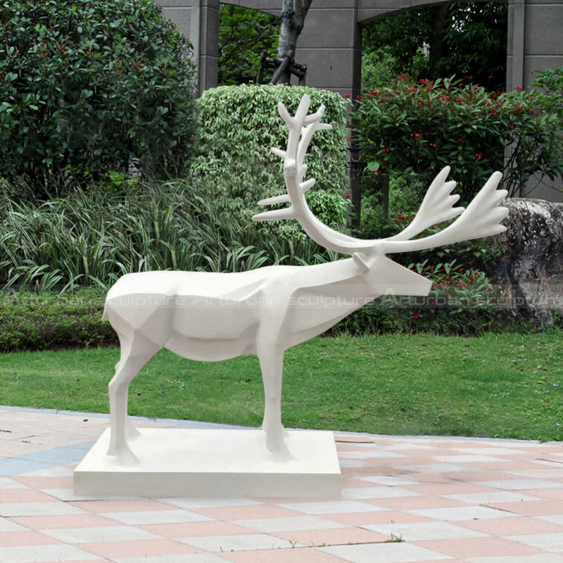 Geometrische Hirschskulptur