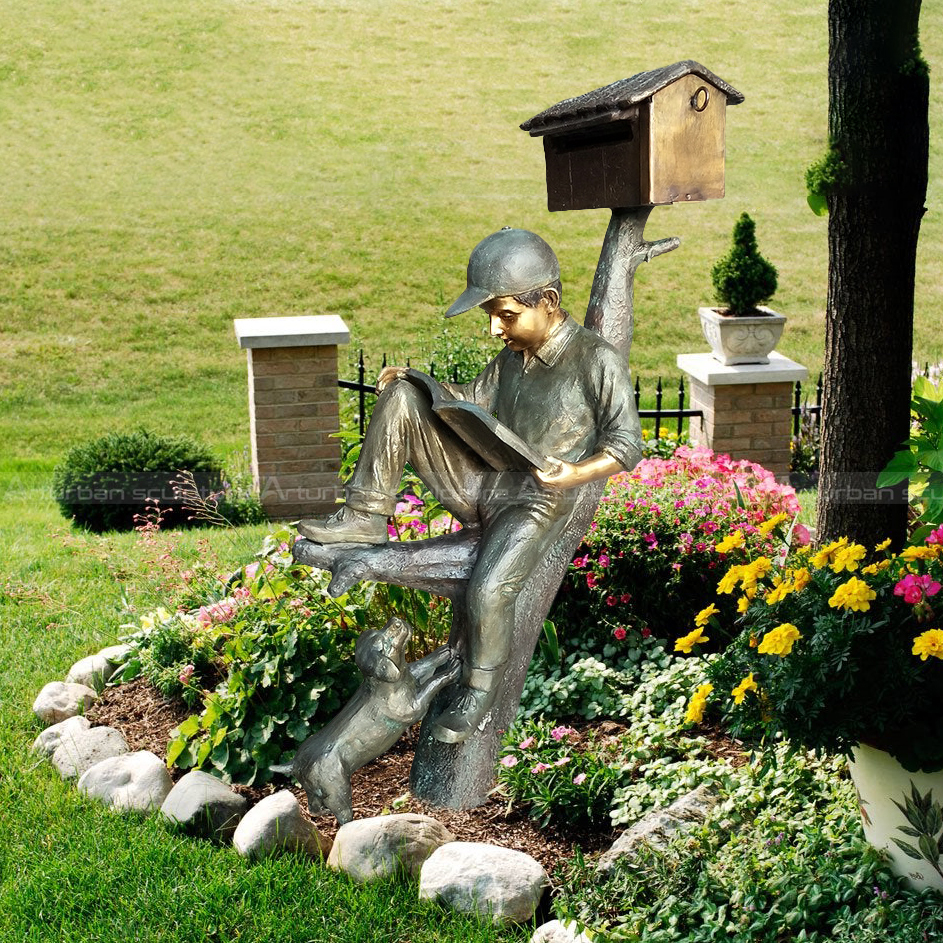 Scultura Ragazzo con Cassetta Postale che Legge un Libro