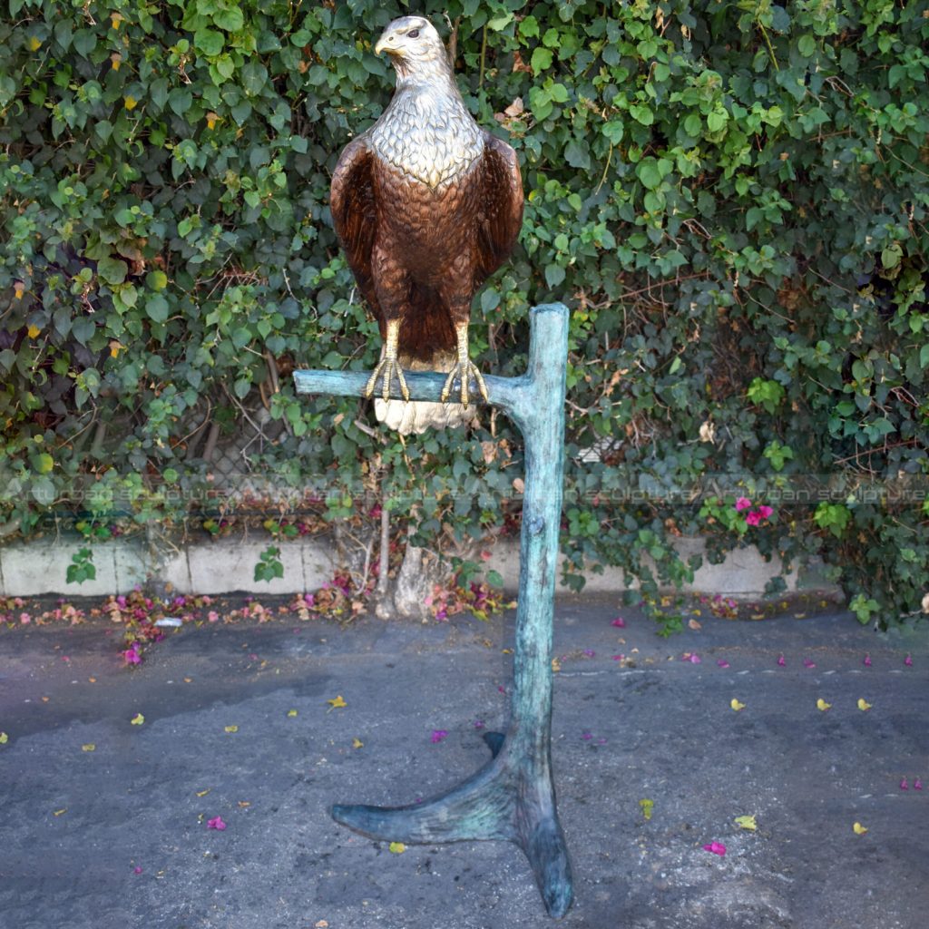 statua di aquila calva all'aperto