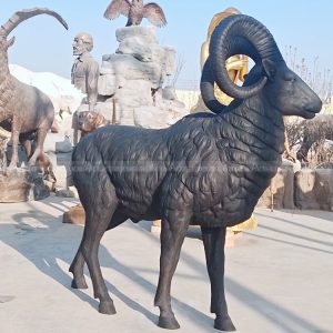 escultura de bronce de carnero de las montañas