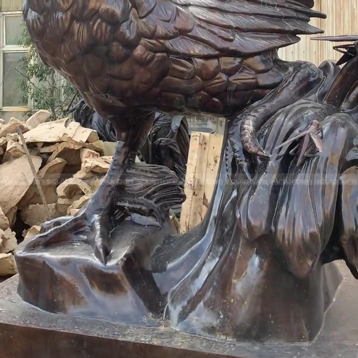 escultura de galo para jardim