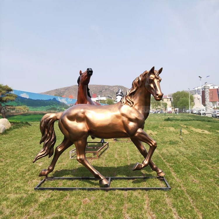 statue de cheval blanc en pleine course