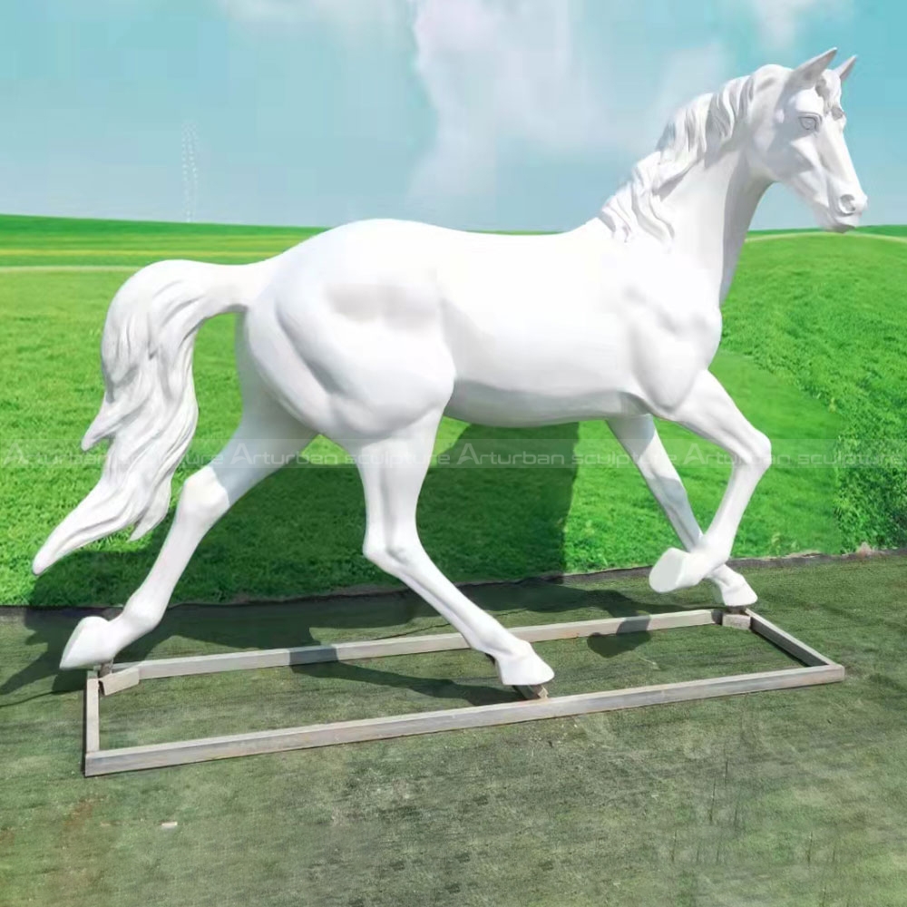 estátua de cavalo branco correndo