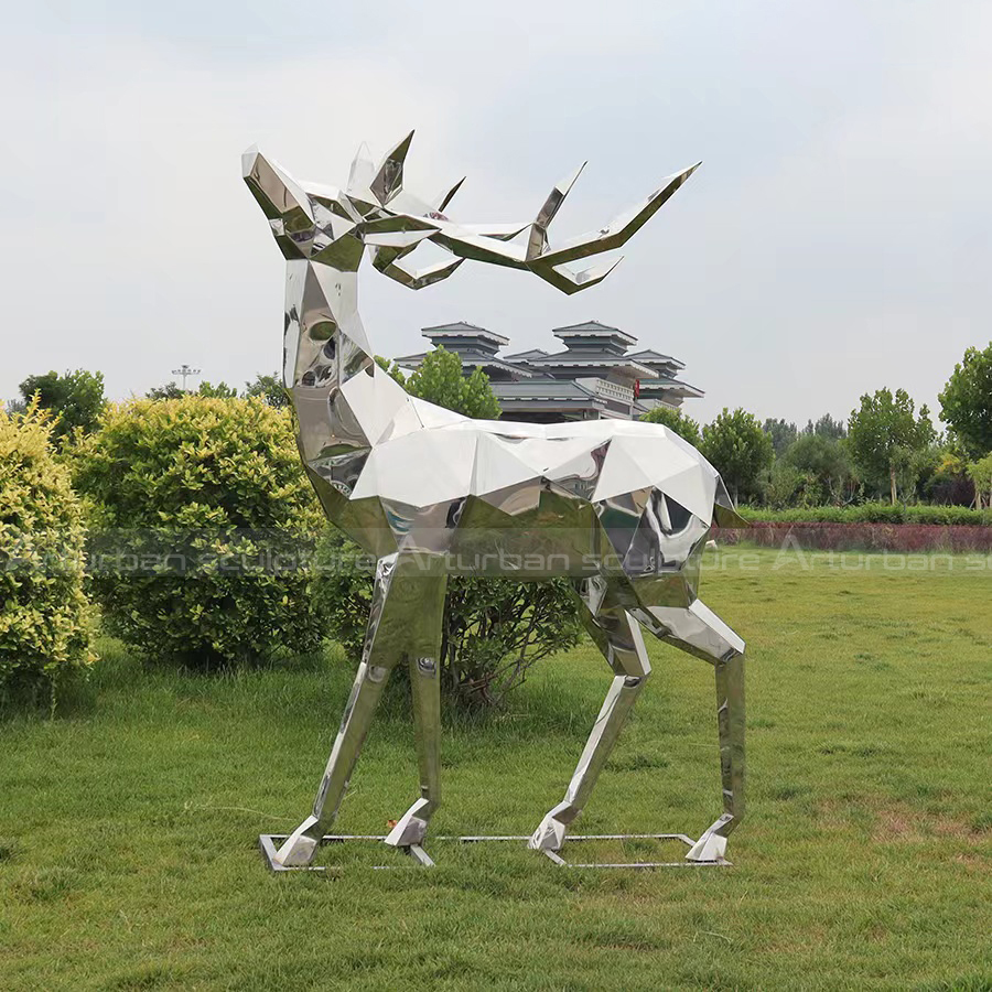 estátua de veado geométrico