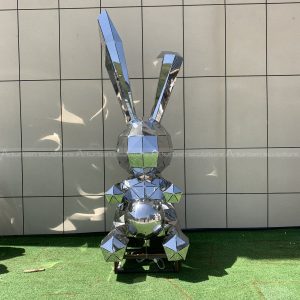 escultura de coelho em aço inoxidável