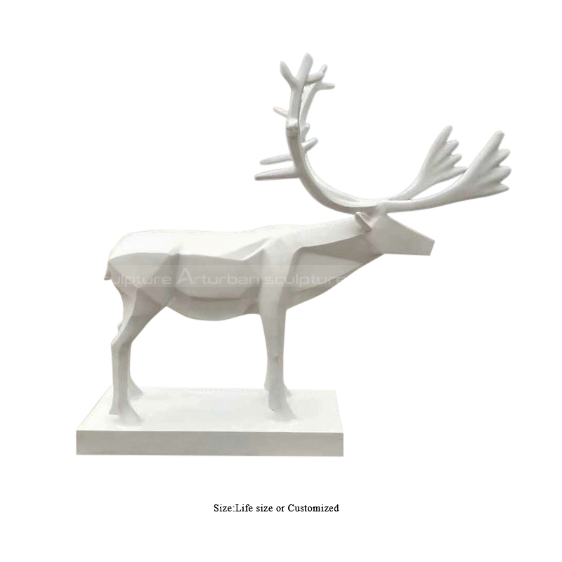 scultura di cervo geometrica