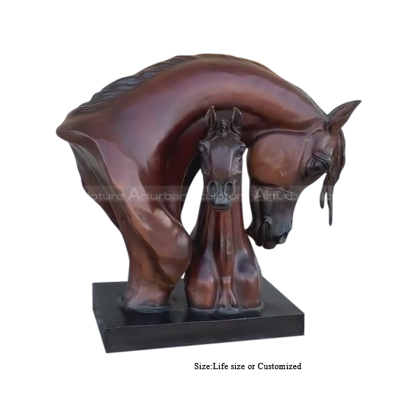 escultura de cabeza de caballo en metal