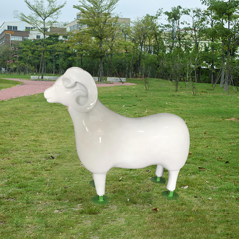 estátua de cabra branca