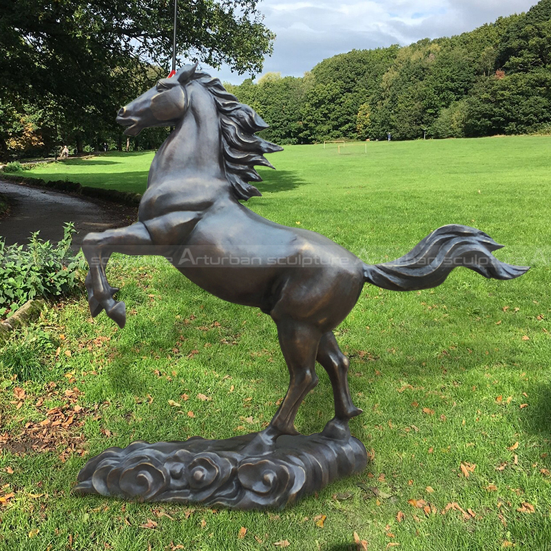 figura de cavalo saltando