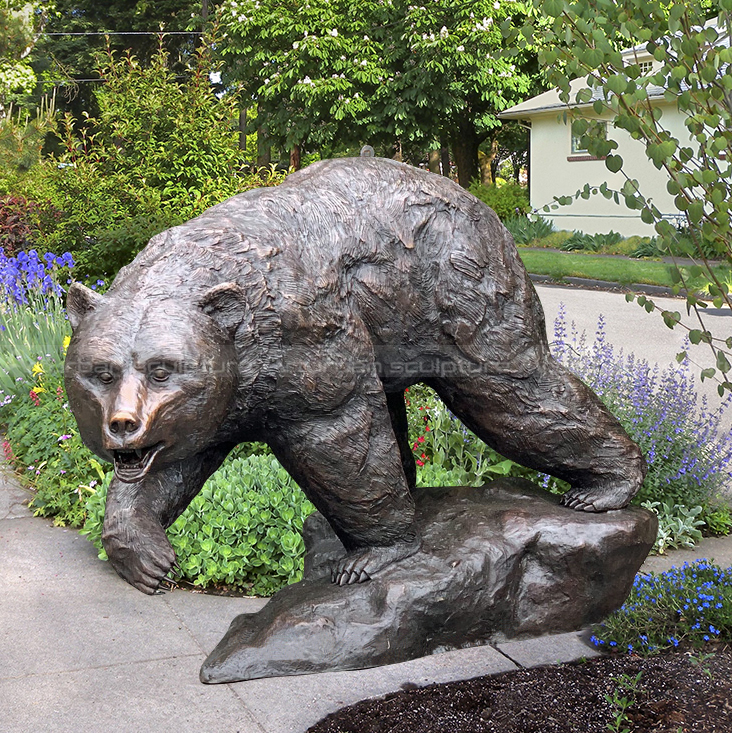 scultura di orso per giardino