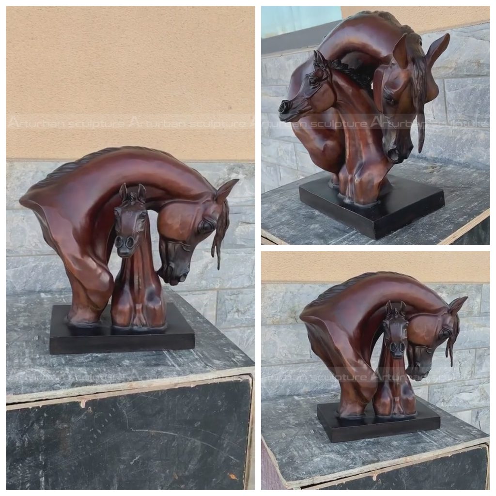 escultura de cabeza de caballo en metal