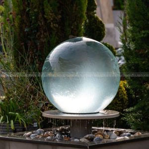fuente de agua con bola redonda