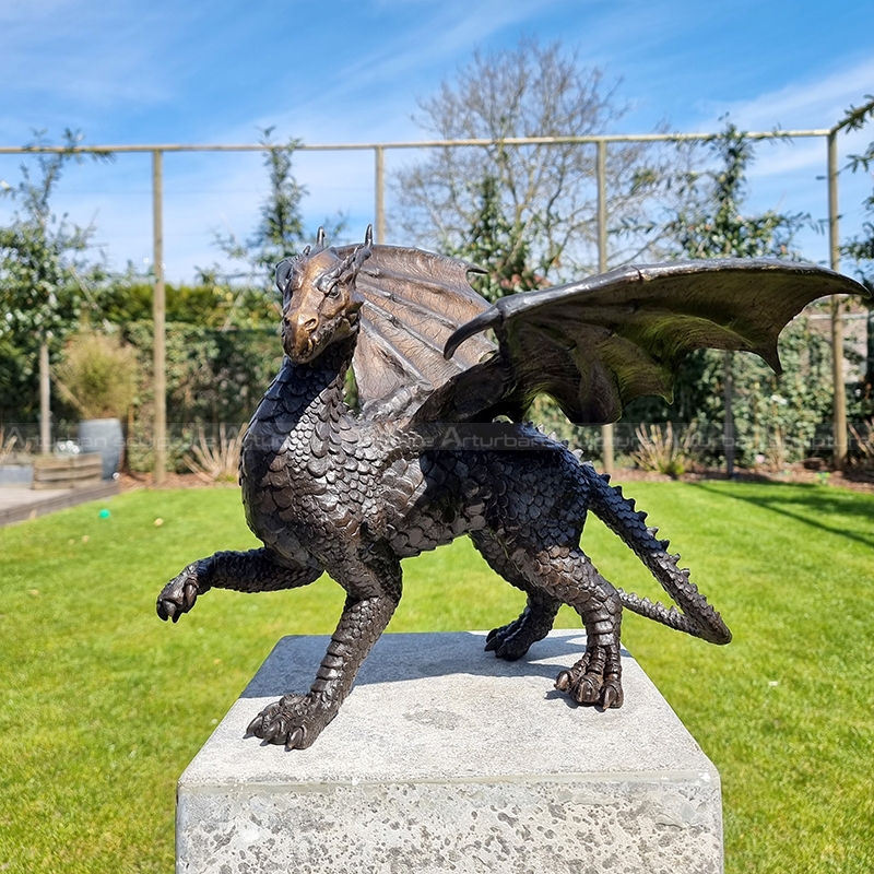 sculpture de dragon extérieur
