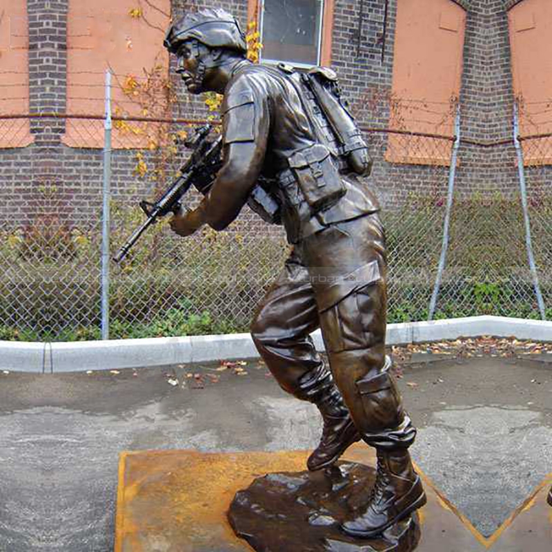 statue militari all'aperto