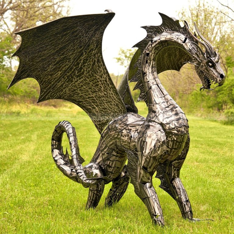 scultura di drago all'aperto
