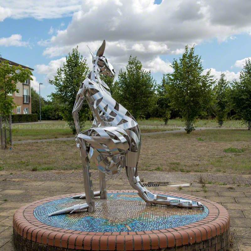 scultura di canguro in acciaio