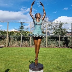escultura de jardim de bailarina