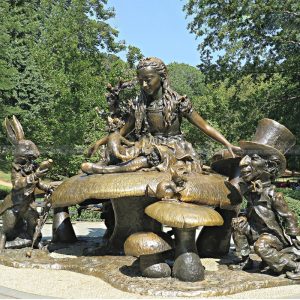 statua di alice nel paese delle meraviglie