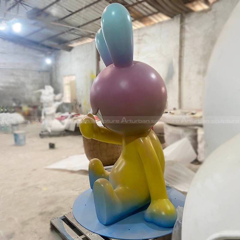 statua di coniglio dipinta