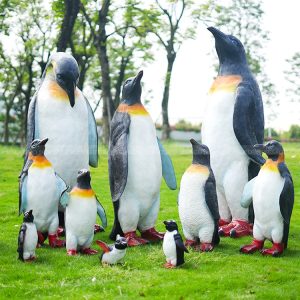 estatua de pingüino a tamaño real