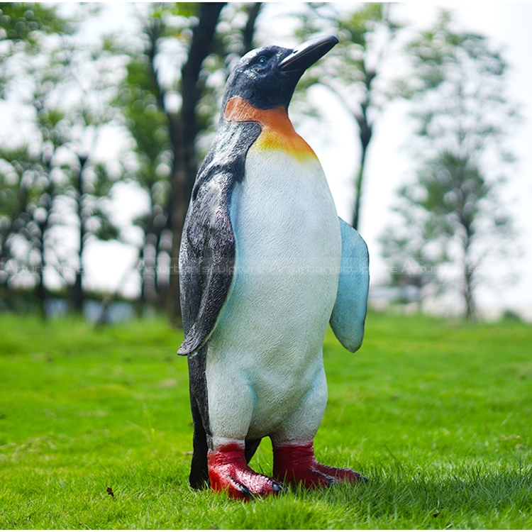estátua de pinguim em tamanho real