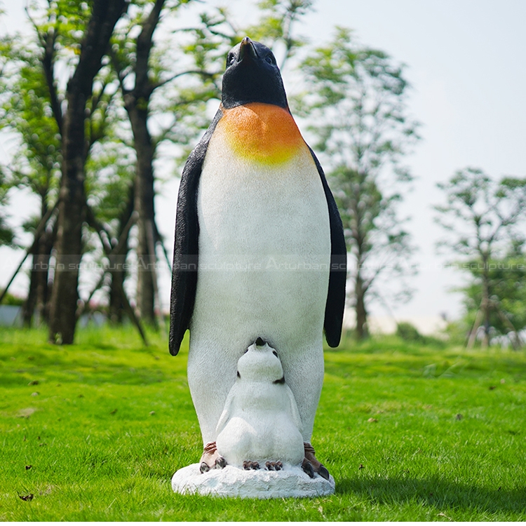 estátua de pinguim em tamanho real