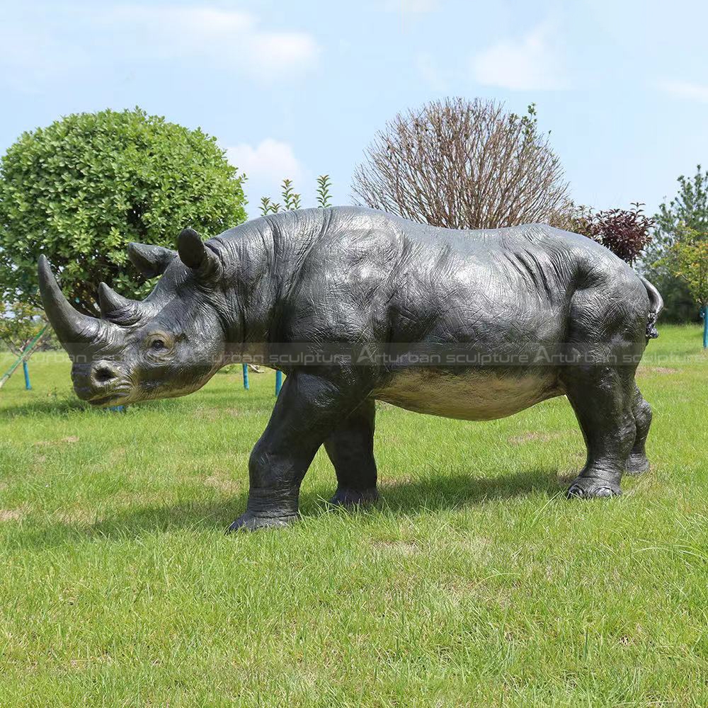 statue de rhinocéros à vendre