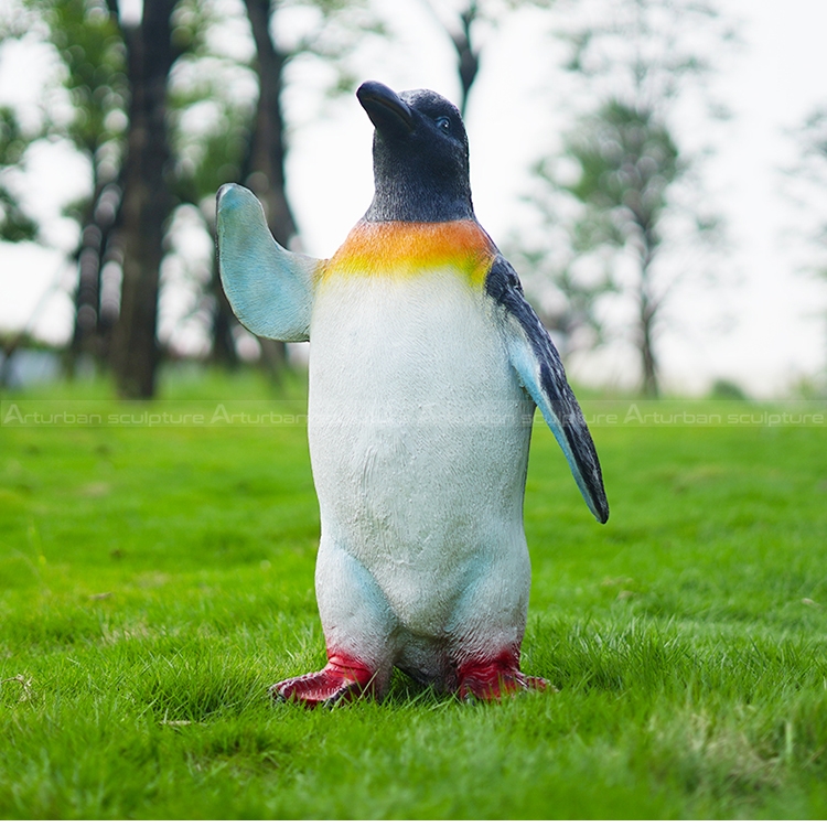 estátua de pinguim em tamanho real