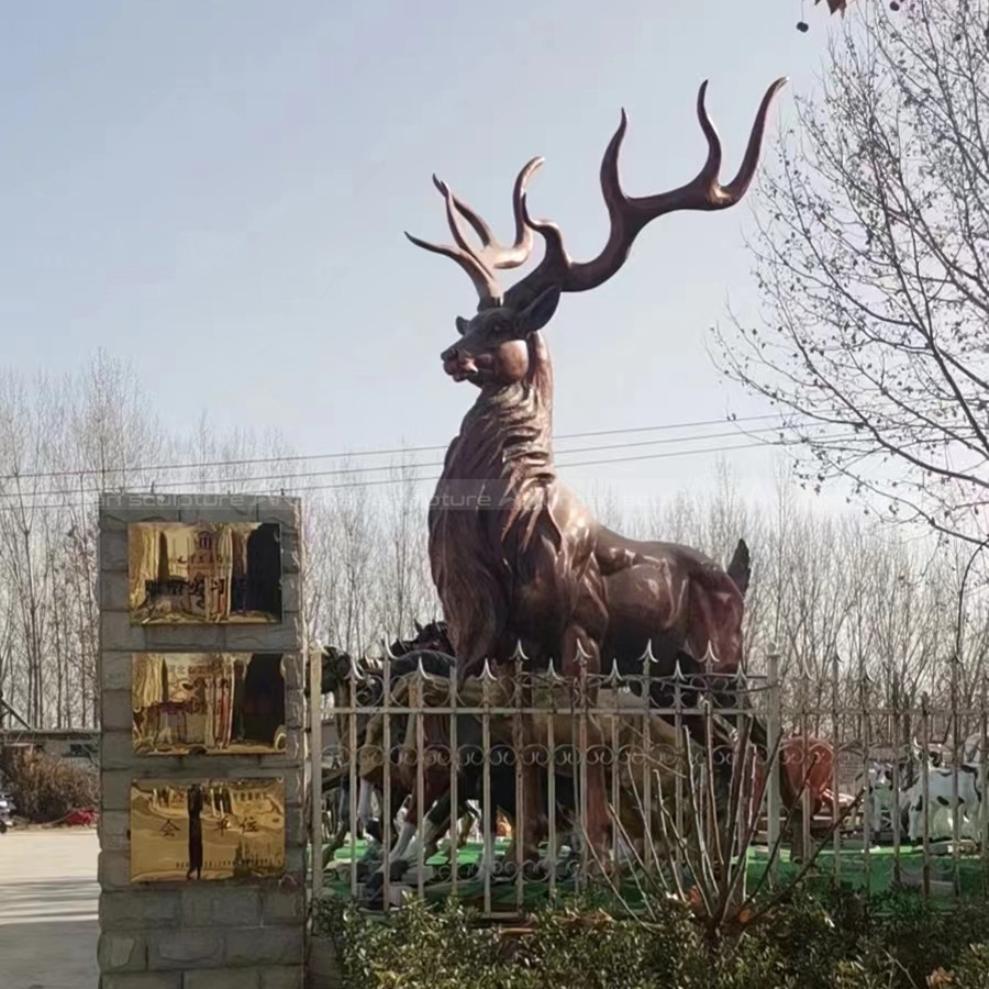 scultura di cervo da giardino